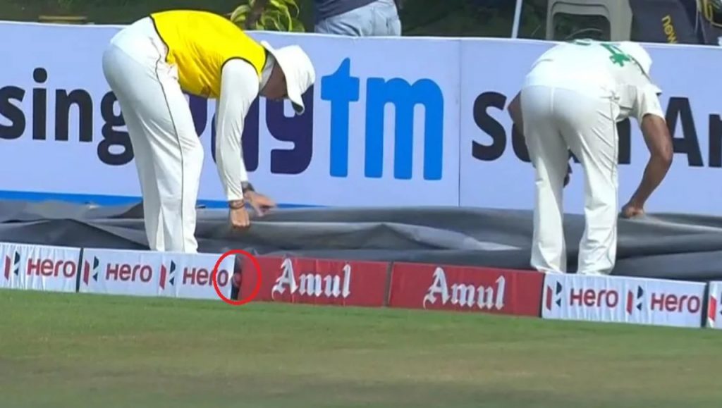 India vs South Africa: South Africa Fielders Hilariously Fails To Find the Ball