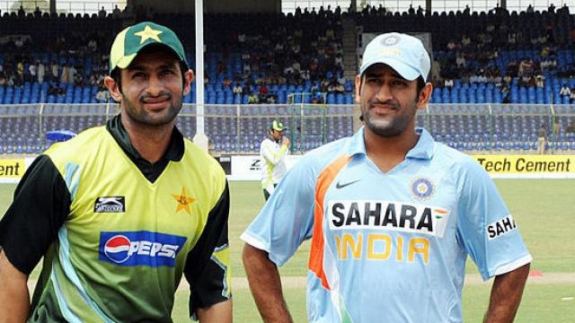 Shoaib Malik Takes Sly Dig At Indian Team, Fans Shuts Him Down: On 25th December 2019, the whole world was busy celebrating Christmas.