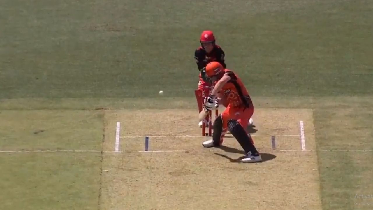 Colin Munro played a very interesting and unique shot in the match against Melbourne Renegades which became the talk of the town.