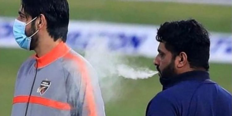 Mohammad Shahzad caught smoking during BPL match (Pic - Twitter)