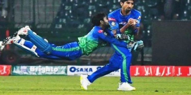 Shahnawaz Dahani and Mohammad Rizwan catch.