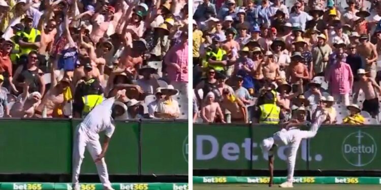 Kagiso Rabada imitates the MCG crowd.