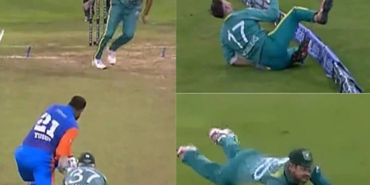 AB de Villiers takes a surreal relay catch. Credits: X