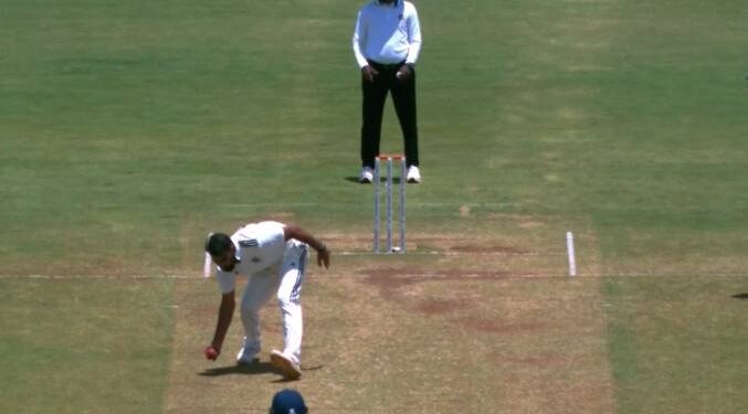 WATCH: Mohammed Shami Pulls Off Brilliant One-Handed Catch to Dismiss Harsh Dubey